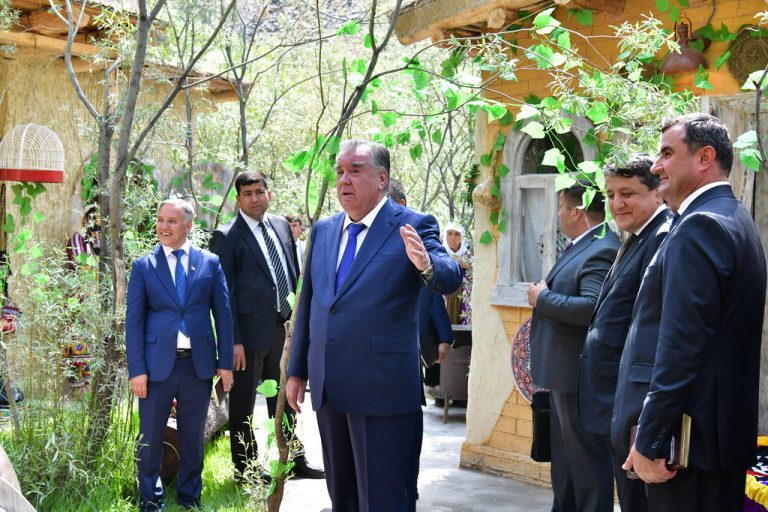 Сарвари давлат Эмомалӣ Раҳмон дар ноҳияи Дарвоз аз деҳаи этнографии комплекси сайёҳии «ЗЕВ.С» дидан намуданд