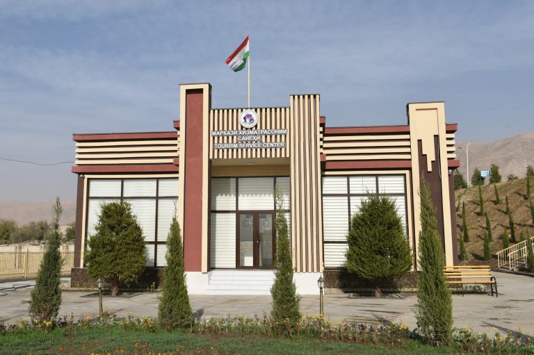 Ба таври фосилавӣ ифтитоҳ ёфтани маркази хизматрасонии сайёҳӣ дар деҳаи Булёни Поён ва 50 километр роҳҳои мумфаршгардидаи ҳудуди ноҳияи Данғара