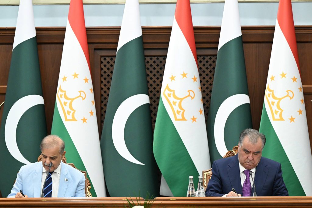Церемония подписания новых документов о сотрудничестве Таджикистана и Пакистана и пресс-конференция