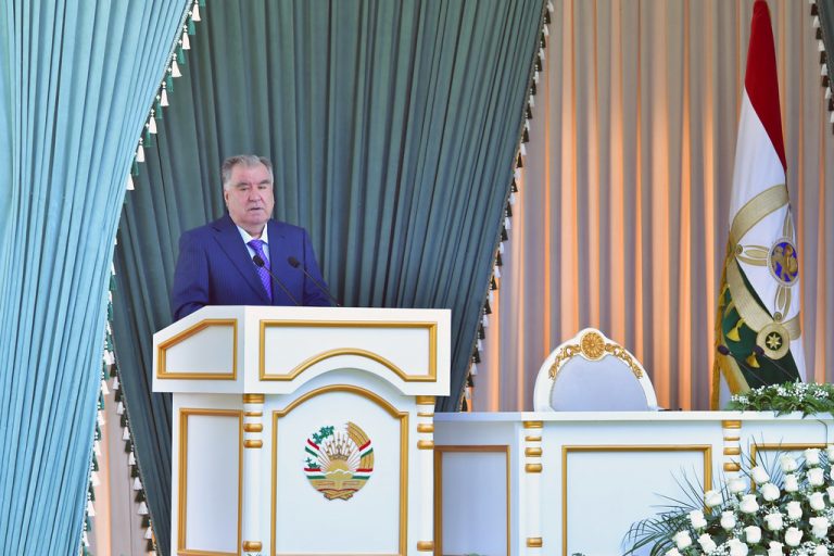 Пешвои миллат Эмомалӣ Раҳмон бо роҳбарону фаъолони ноҳияи Ванҷ мулоқот намуданд