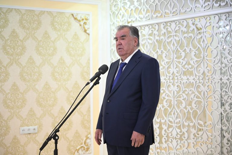 Пешвои миллат Эмомалӣ Раҳмон дар ноҳияи Дарвоз бо ятимон ва кӯдакони имконияташон маҳдуд мулоқот намуданд